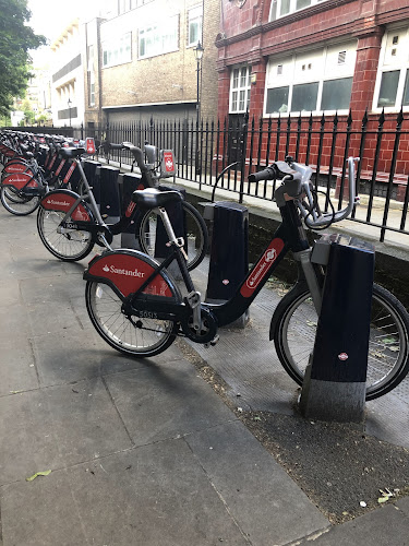 Negocio Santander Cycles: Holy Trinity Brompton, Knightsbridge